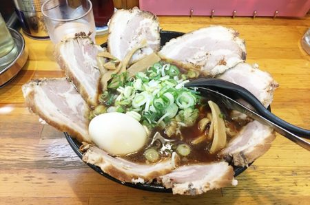 黒部市【ラーメン専門店くろべぇ】チャーシューてんこ盛りのブラックラーメン食べてきた♪