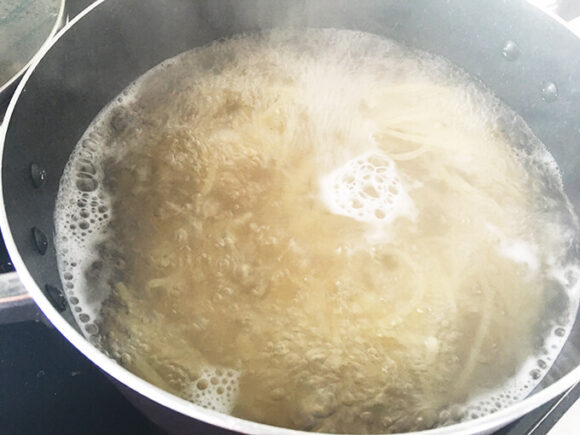 スパゲティを茹でる